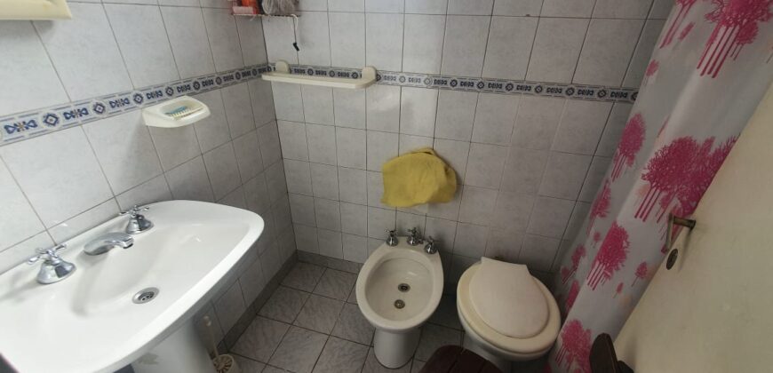 Pequeño Chalet Colonial a Reciclar – Zona centro