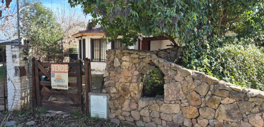 Pequeño Chalet con Ubicación Única. Acceso a Gas Natural.