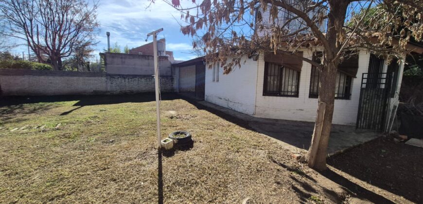 Pequeño Chalet con Ubicación Única. Acceso a Gas Natural.