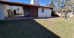 Pequeño Chalet con Ubicación Única. Acceso a Gas Natural.