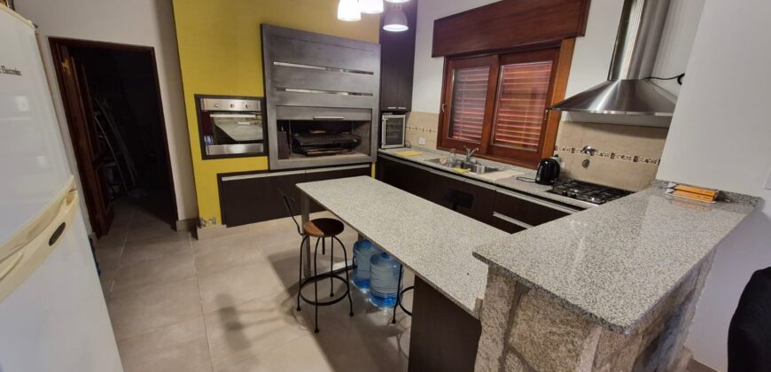 Moderna y Amplia Propiedad con Pileta. Detalles de Primera Calidad.