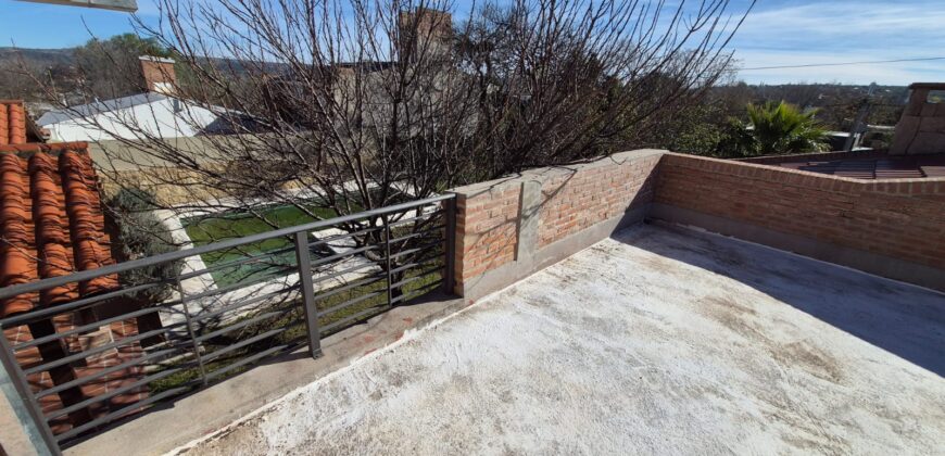 Moderna y Amplia Propiedad con Pileta. Detalles de Primera Calidad.