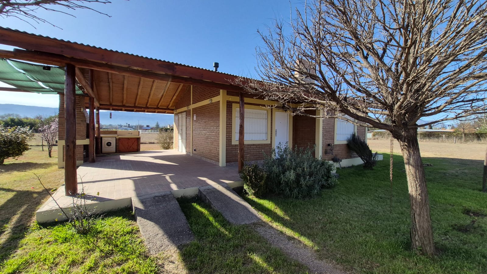 Amplia Vivienda con Pileta. Vista Única. Amplio Parque