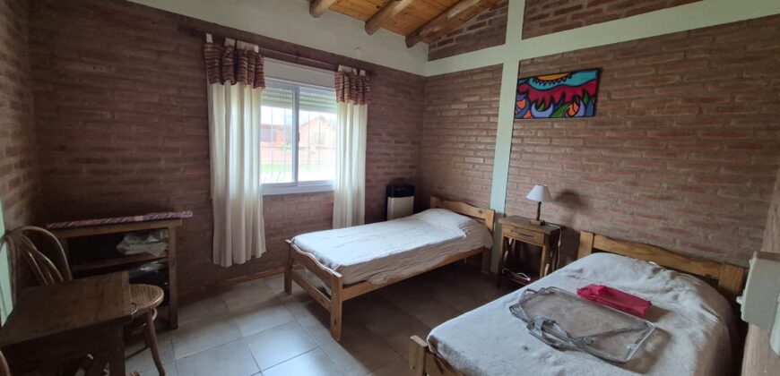 Amplia Vivienda con Pileta. Vista Única. Amplio Parque